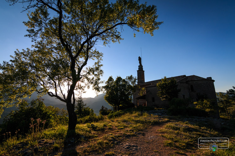 photo arriere notre dame du roc chapelle castellane  verdon